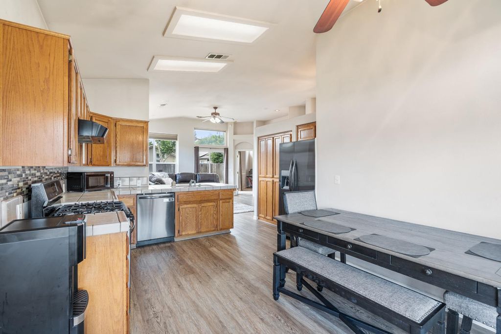 Image 13 of property listing at 1607 North Sol Court, Visalia, CA 93292