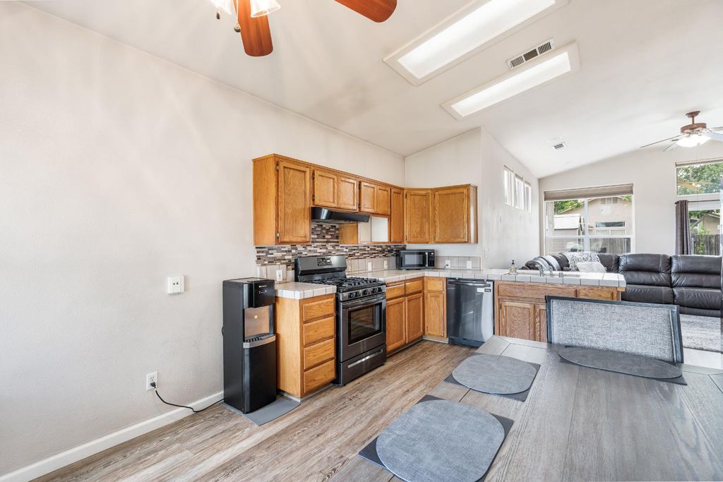 Image 14 of property listing at 1607 North Sol Court, Visalia, CA 93292