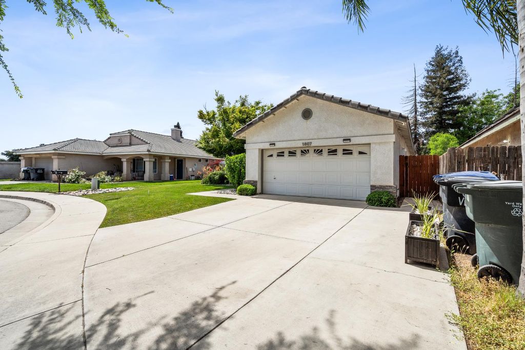 Image 2 of property listing at 1607 North Sol Court, Visalia, CA 93292