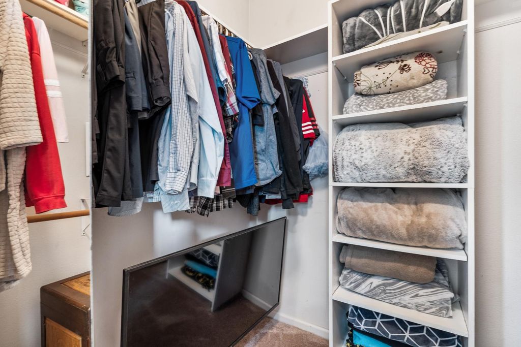 Image 21 of property listing at 1607 North Sol Court, Visalia, CA 93292