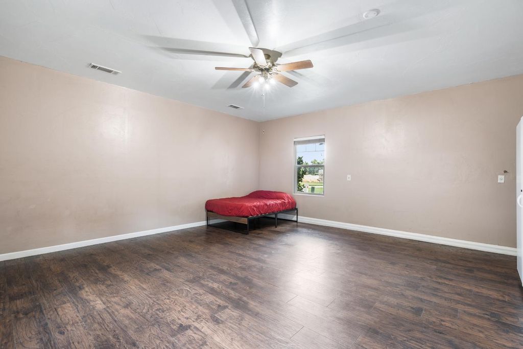 Image 31 of property listing at 1607 North Sol Court, Visalia, CA 93292