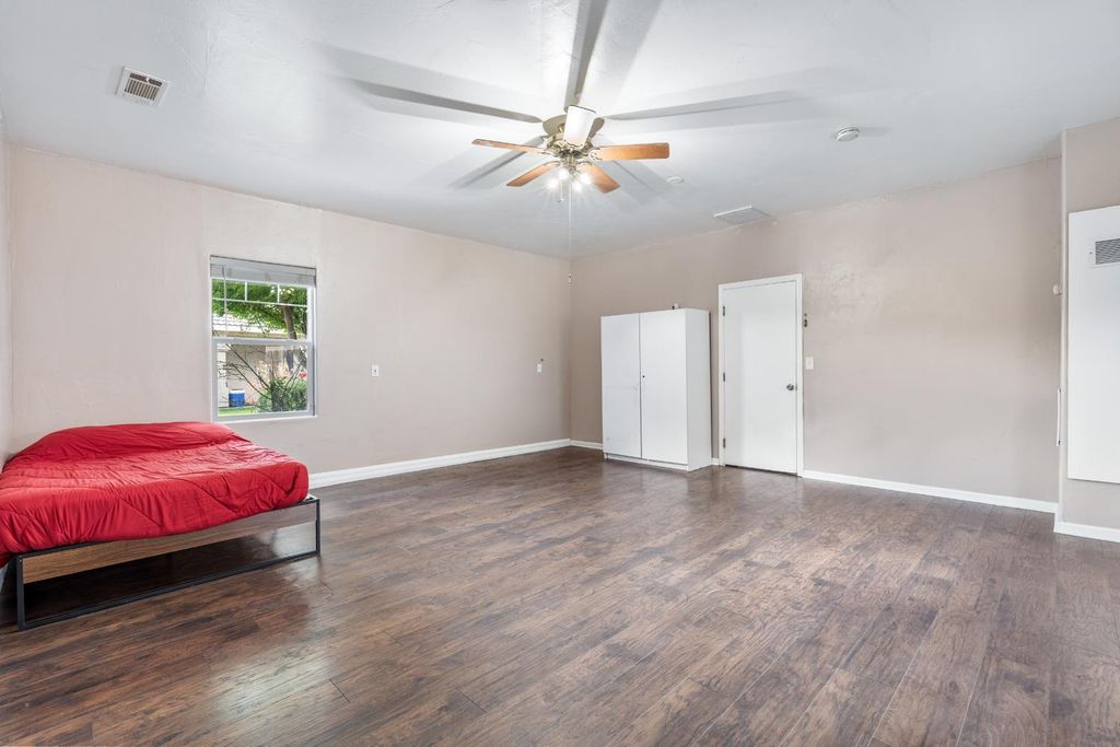 Image 32 of property listing at 1607 North Sol Court, Visalia, CA 93292