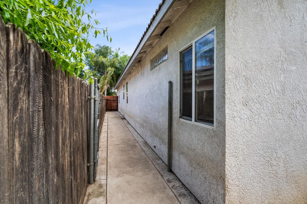 Image 35 of property listing at 1607 North Sol Court, Visalia, CA 93292