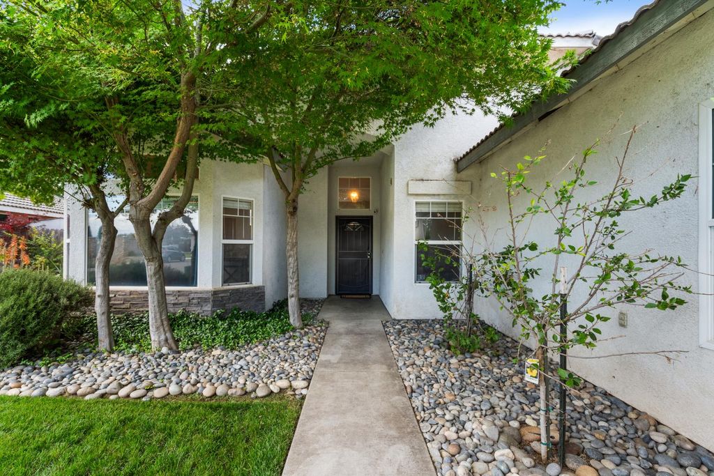 Image 4 of property listing at 1607 North Sol Court, Visalia, CA 93292