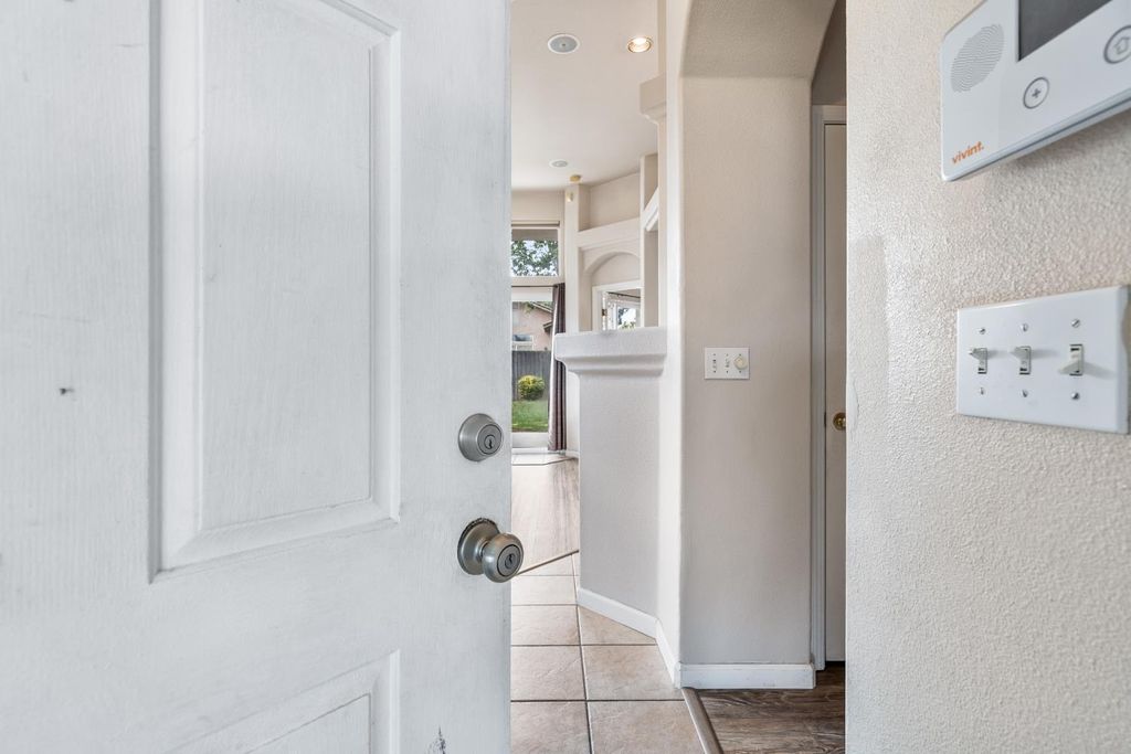 Image 5 of property listing at 1607 North Sol Court, Visalia, CA 93292