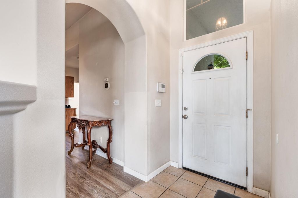 Image 7 of property listing at 1607 North Sol Court, Visalia, CA 93292