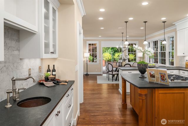 10910 NE 18th Place, Bellevue, WA 98004