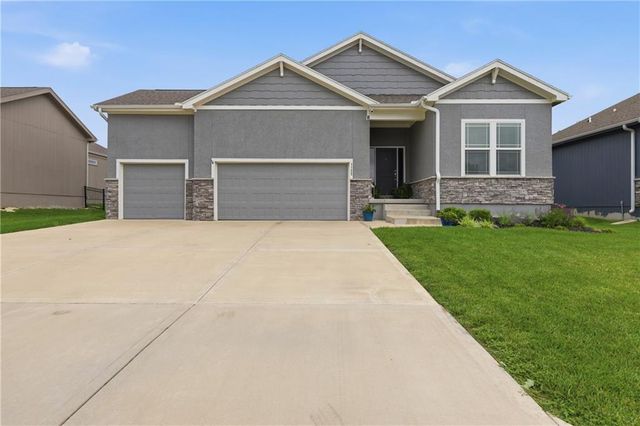 1122 SW Cheshire Drive, Lee's Summit, MO 64083