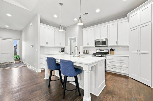1122 SW Cheshire Drive, Lee's Summit, MO 64083