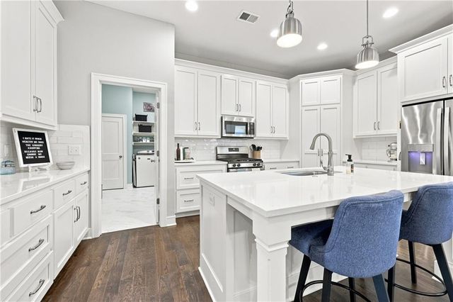 1122 SW Cheshire Drive, Lee's Summit, MO 64083