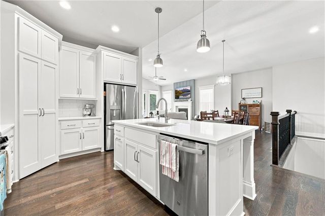 1122 SW Cheshire Drive, Lee's Summit, MO 64083