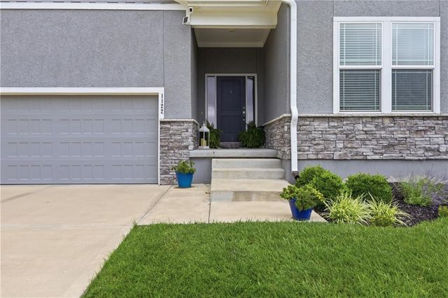 1122 SW Cheshire Drive, Lee's Summit, MO 64083