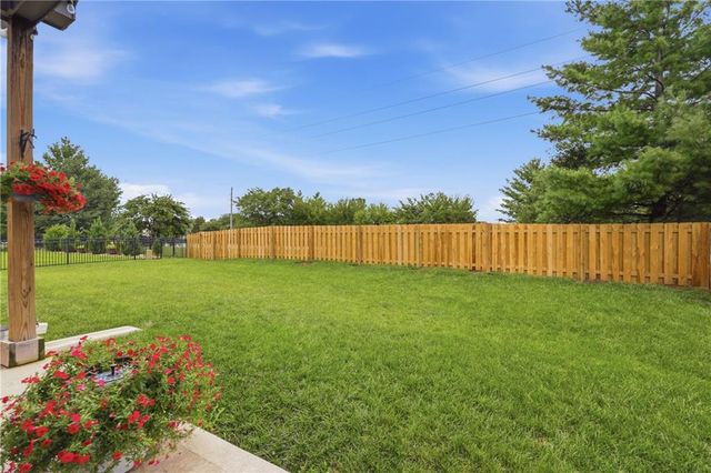 1122 SW Cheshire Drive, Lee's Summit, MO 64083