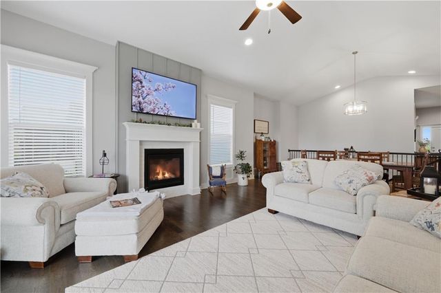 1122 SW Cheshire Drive, Lee's Summit, MO 64083