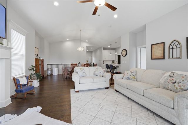 1122 SW Cheshire Drive, Lee's Summit, MO 64083