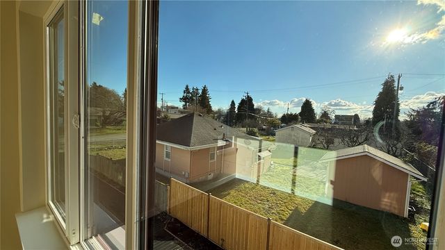 9025 38th Avenue S, Seattle, WA 98118