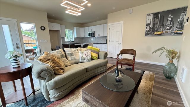 9025 38th Avenue S, Seattle, WA 98118