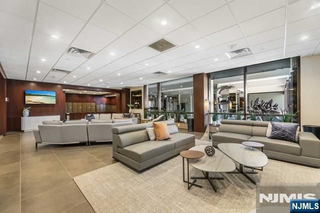 9 Somerset Lane 605, Edgewater, NJ 07020