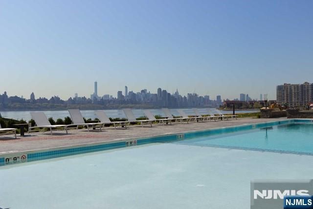 9 Somerset Lane 605, Edgewater, NJ 07020