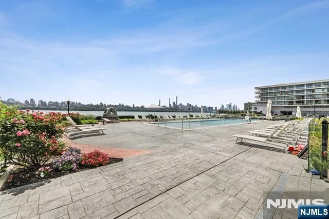 9 Somerset Lane 605, Edgewater, NJ 07020