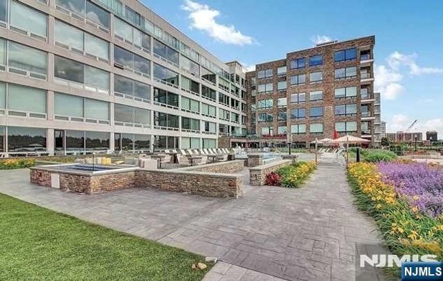 9 Somerset Lane 605, Edgewater, NJ 07020