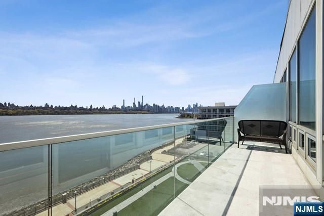 9 Somerset Lane 605, Edgewater, NJ 07020