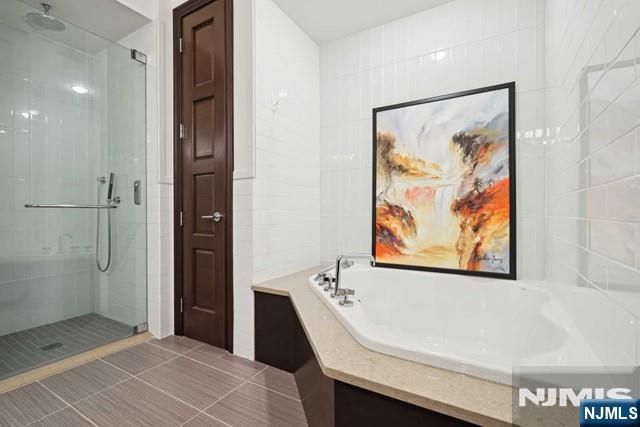 9 Somerset Lane 605, Edgewater, NJ 07020