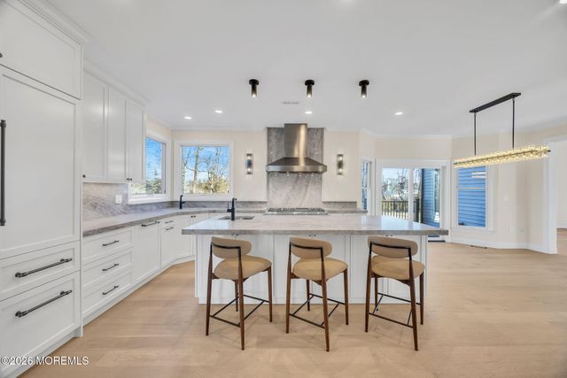 8 Saxon Court, Freehold, NJ 07728