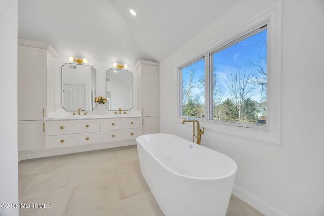 8 Saxon Court, Freehold, NJ 07728
