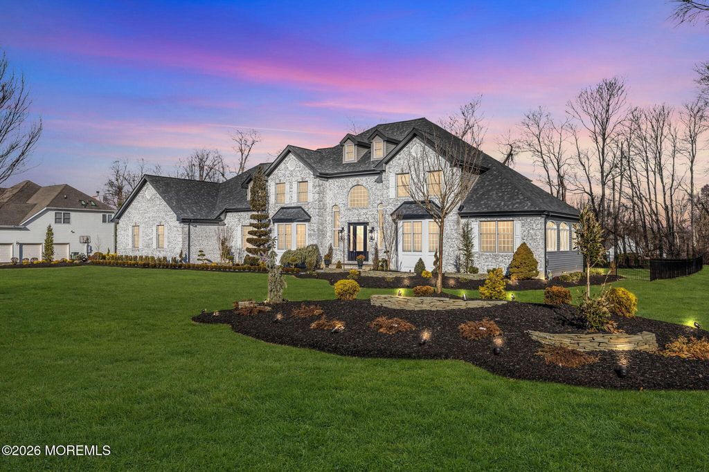 8 Saxon Court, Freehold, NJ 07728