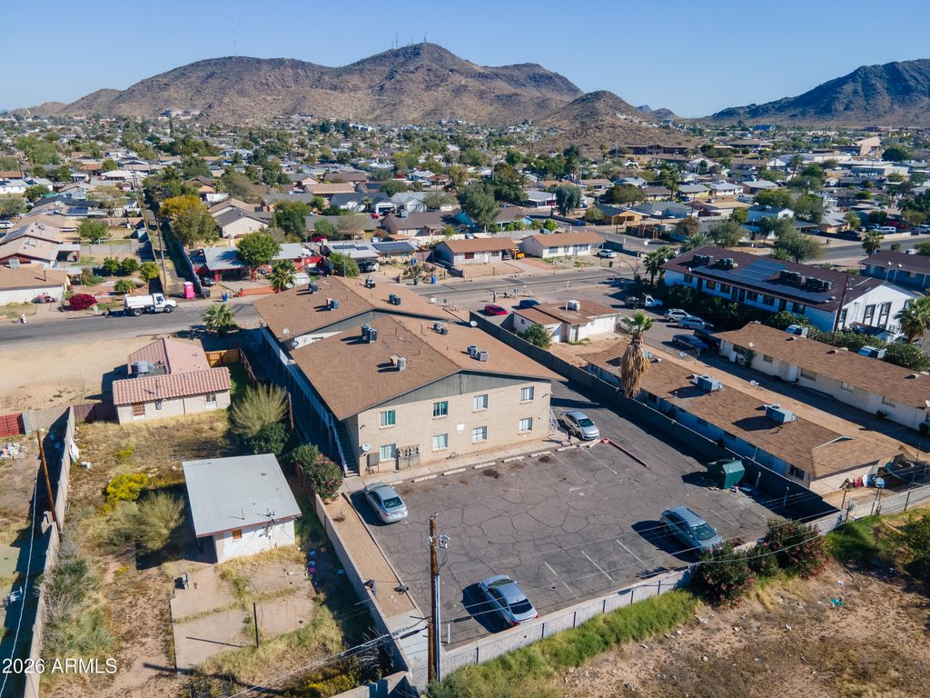 Image 10 of property listing at 1709 W MOUNTAIN VIEW Road, Phoenix, AZ 85021