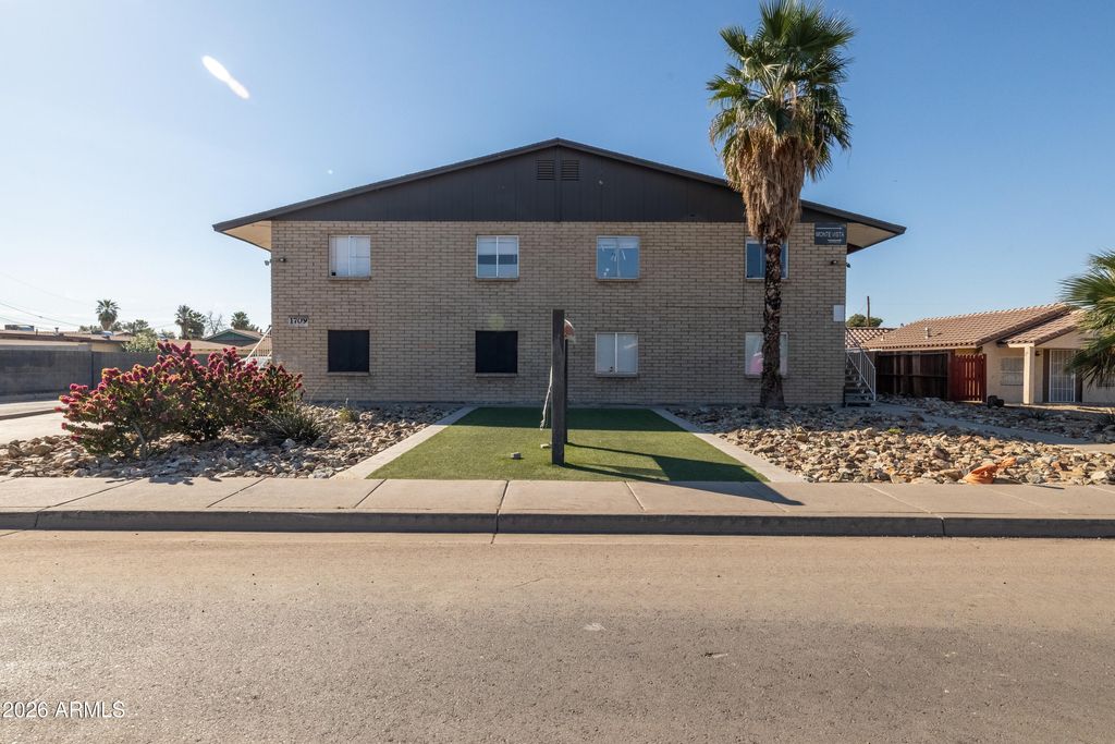 Image 2 of property listing at 1709 W MOUNTAIN VIEW Road, Phoenix, AZ 85021