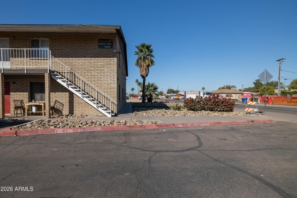 Image 4 of property listing at 1709 W MOUNTAIN VIEW Road, Phoenix, AZ 85021