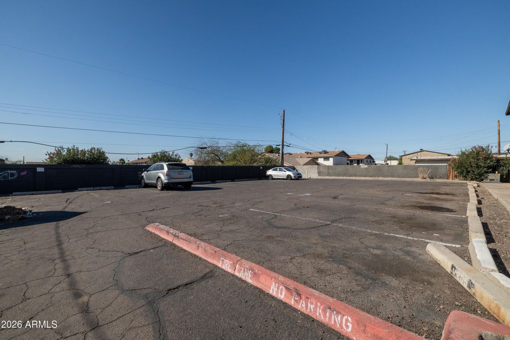 Image 6 of property listing at 1709 W MOUNTAIN VIEW Road, Phoenix, AZ 85021