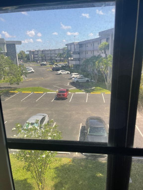 2901 NW 47th Terrace 348b, Lauderdale Lakes, FL 33313