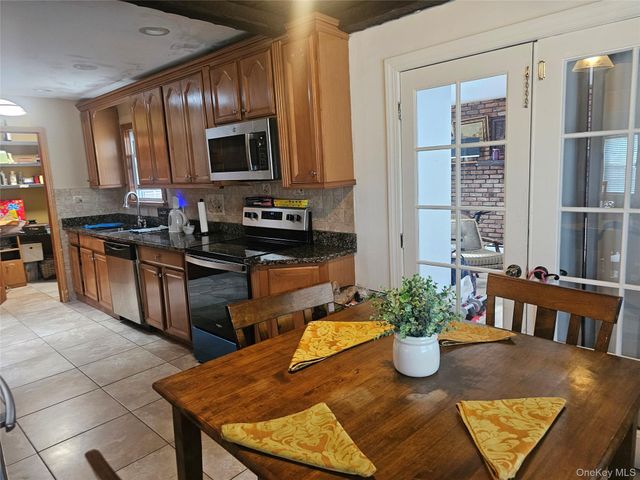 5 Lincoln Avenue, Smithtown, NY 11787