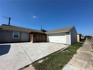 24 S Commonsway Dr, Portland, TX 78374