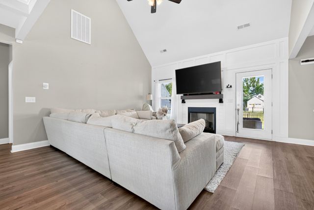 569 Bowden Dr, Clarksville, TN 37043