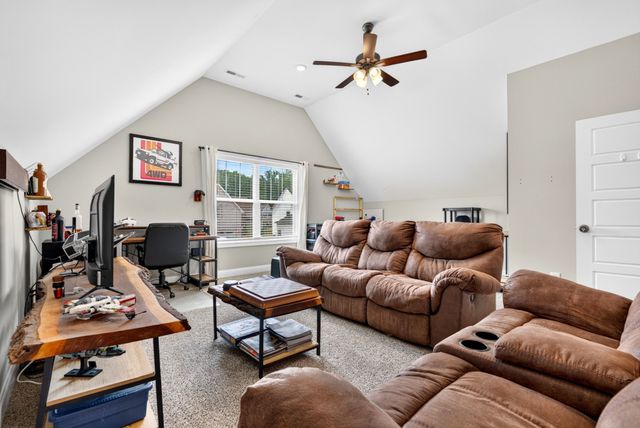 569 Bowden Dr, Clarksville, TN 37043