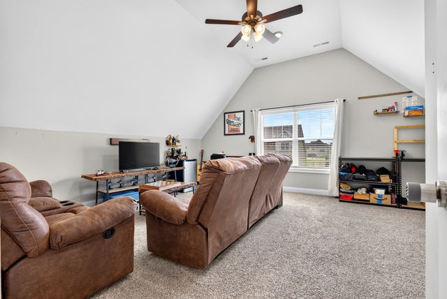 569 Bowden Dr, Clarksville, TN 37043
