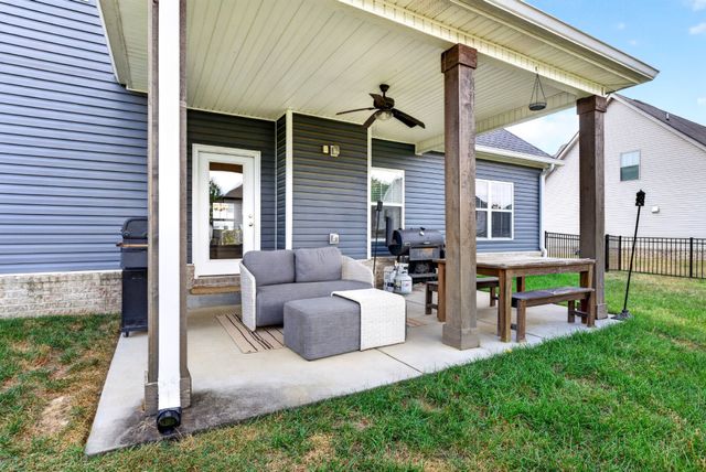 569 Bowden Dr, Clarksville, TN 37043