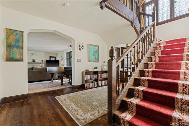 8 Club Way, Hartsdale, NY 10530