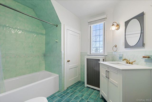 8 Club Way, Hartsdale, NY 10530