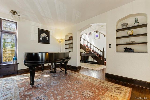 8 Club Way, Hartsdale, NY 10530