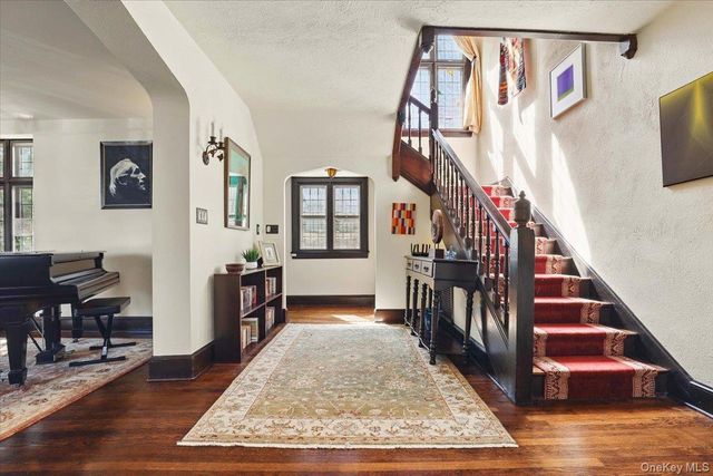 8 Club Way, Hartsdale, NY 10530