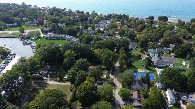 222 Oak Street, South Haven, MI 49090