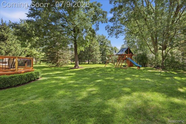 3180 Viking Drive, Commerce Charter Township, MI 48390
