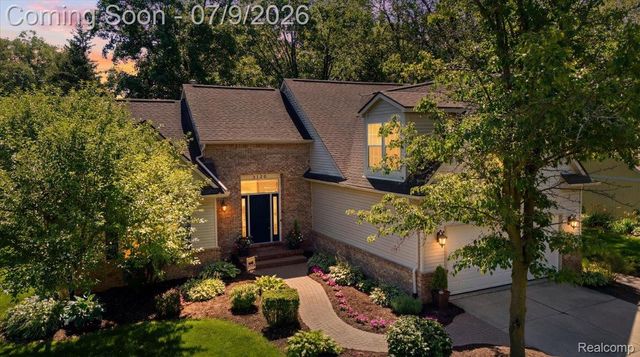 3180 Viking Drive, Commerce Charter Township, MI 48390