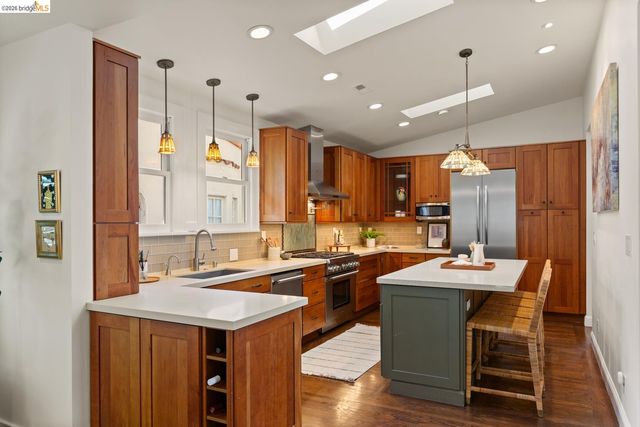 5960 Chabolyn Ter, Oakland, CA 94618