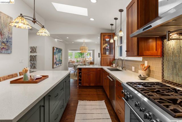 5960 Chabolyn Ter, Oakland, CA 94618
